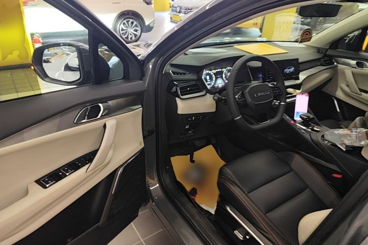 Used Lynk & Co 06 EM-P 2022 PHEV 84 km Range Pro Version Driver Seat
