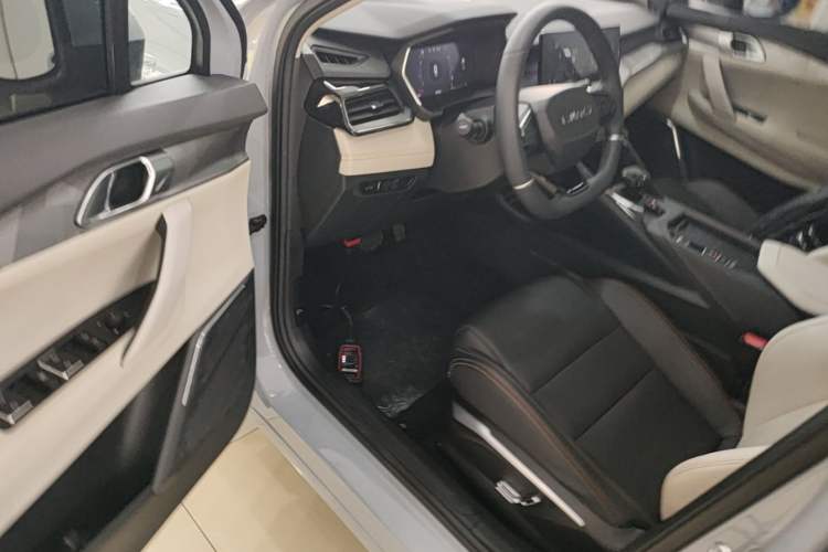 Used Lynk & Co 06 EM-P 2022 PHEV 84 km Range Pro Version Driver Seat