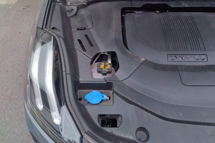 Used Lynk & Co 06 EM-P 2022 PHEV 84 km Range Pro Version Engine Bay Right