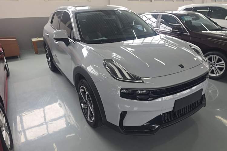 Used Lynk & Co 06 EM-P 2022 PHEV 84 km Range Pro Version Front Right 45 Deg