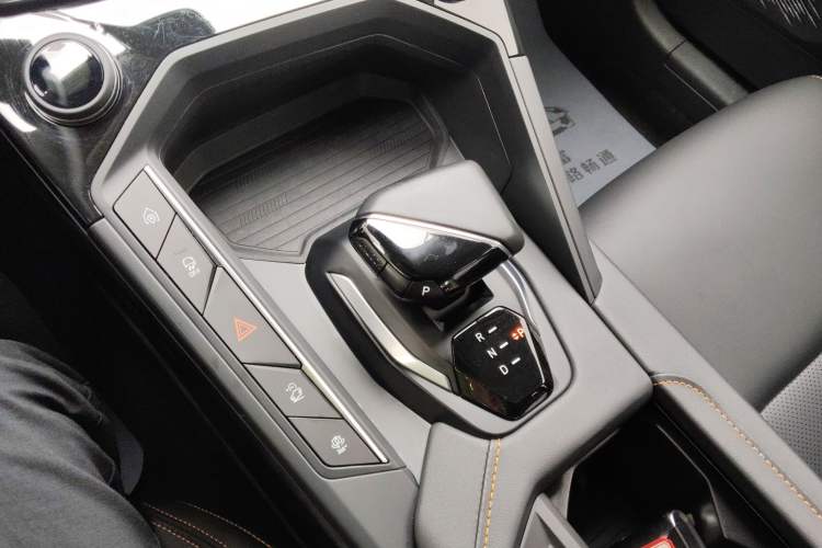 Used Lynk & Co 06 EM-P 2022 PHEV 84 km Range Pro Version Gear Lever