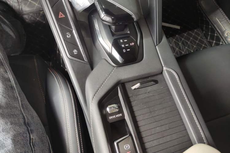 Used Lynk & Co 06 EM-P 2022 PHEV 84 km Range Pro Version Gear Lever