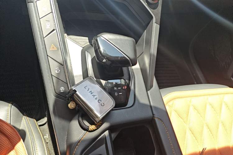 Used Lynk & Co 06 EM-P 2022 PHEV 84 km Range Pro Version Gear Lever