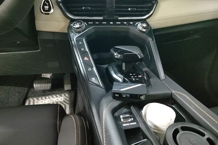 Used Lynk & Co 06 EM-P 2022 PHEV 84 km Range Pro Version Gear Lever