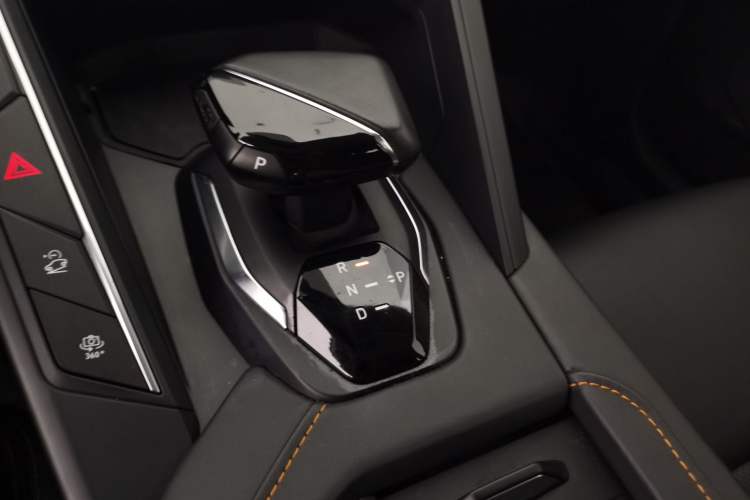 Used Lynk & Co 06 EM-P 2022 PHEV 84 km Range Pro Version Gear Lever