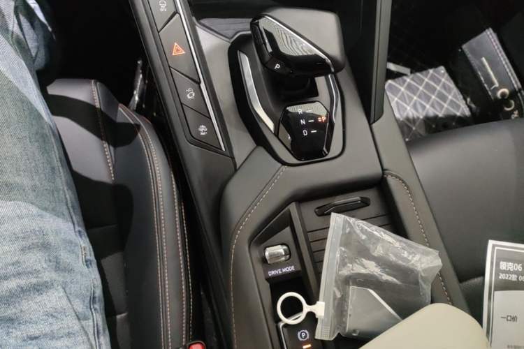 Used Lynk & Co 06 EM-P 2022 PHEV 84 km Range Pro Version Gear Lever
