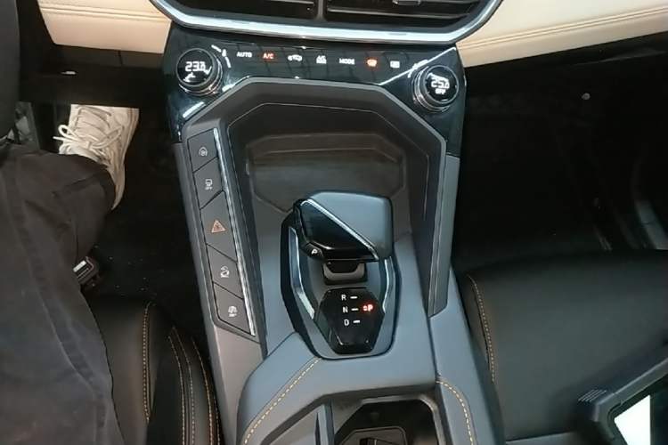 Used Lynk & Co 06 EM-P 2022 PHEV 84 km Range Pro Version Gear Lever