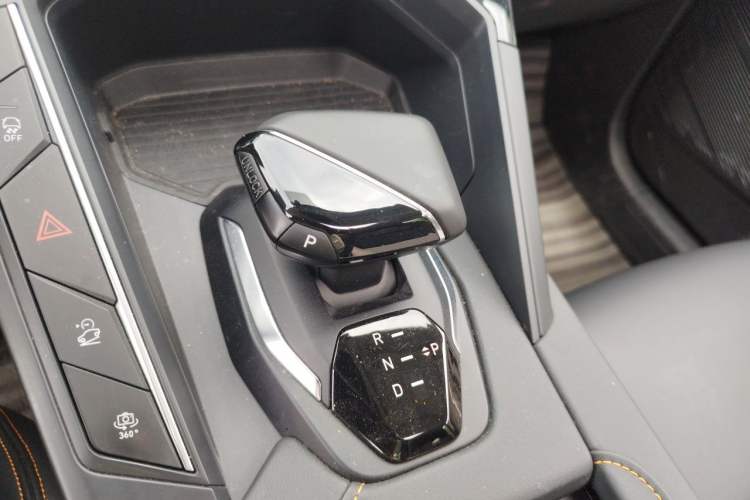 Used Lynk & Co 06 EM-P 2022 PHEV 84 km Range Pro Version Gear Lever