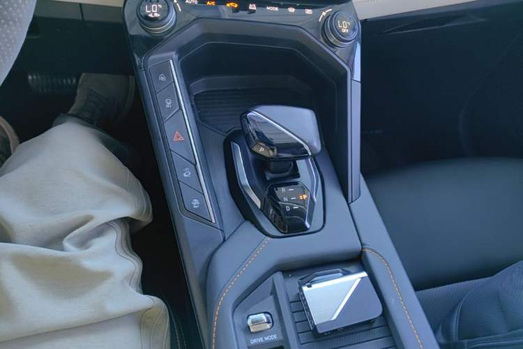 Used Lynk & Co 06 EM-P 2022 PHEV 84 km Range Pro Version Gear Lever