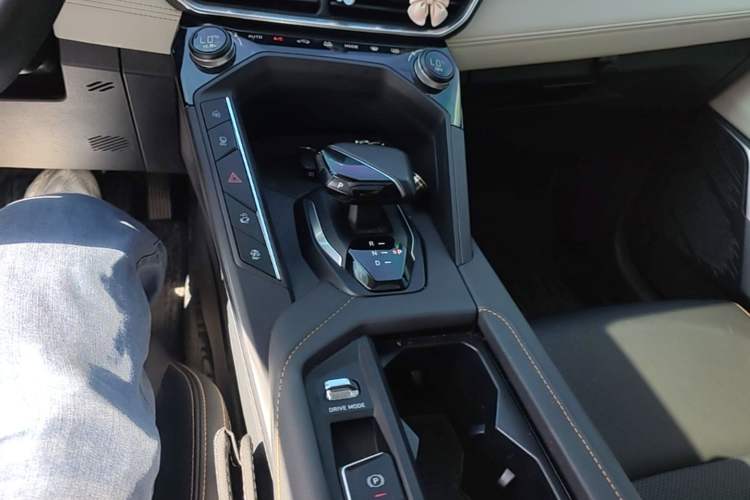 Used Lynk & Co 06 EM-P 2022 PHEV 84 km Range Pro Version Gear Lever