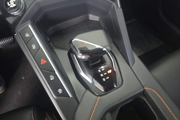 Used Lynk & Co 06 EM-P 2022 PHEV 84 km Range Pro Version Gear Lever