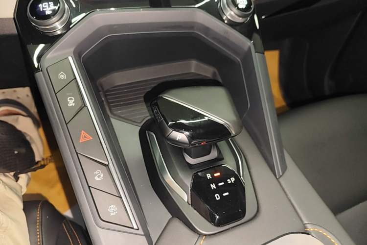 Used Lynk & Co 06 EM-P 2022 PHEV 84 km Range Pro Version Gear Lever