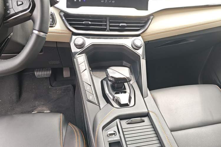 Used Lynk & Co 06 EM-P 2022 PHEV 84 km Range Pro Version Gear Lever