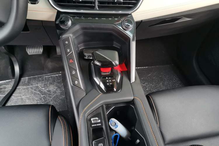 Used Lynk & Co 06 EM-P 2022 PHEV 84 km Range Pro Version Gear Lever