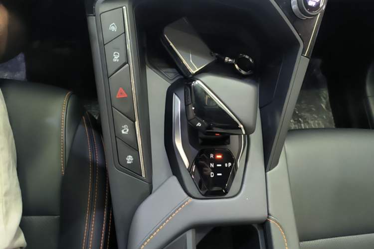 Used Lynk & Co 06 EM-P 2022 PHEV 84 km Range Pro Version Gear Lever