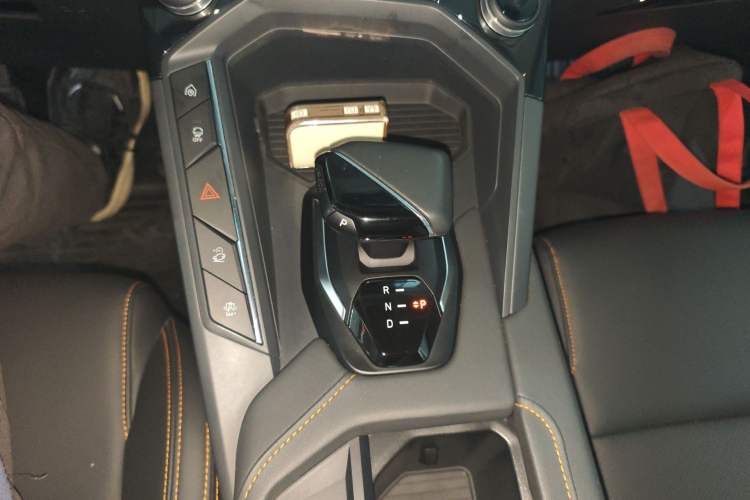 Used Lynk & Co 06 EM-P 2022 PHEV 84 km Range Pro Version Gear Lever