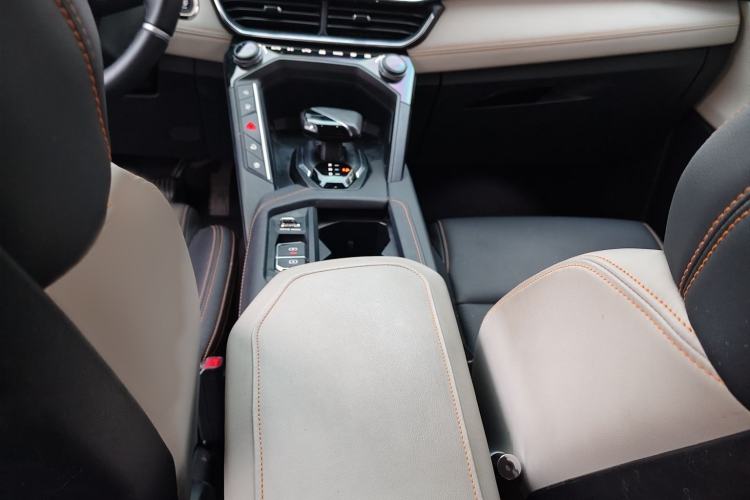 Used Lynk & Co 06 EM-P 2022 PHEV 84 km Range Pro Version Gear Lever
