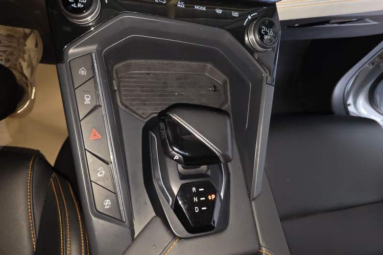 Used Lynk & Co 06 EM-P 2022 PHEV 84 km Range Pro Version Gear Lever