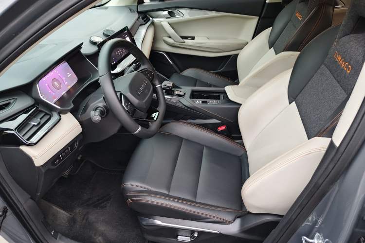 Used Lynk & Co 06 EM-P 2022 PHEV 84 km Range Pro Version Interior 1