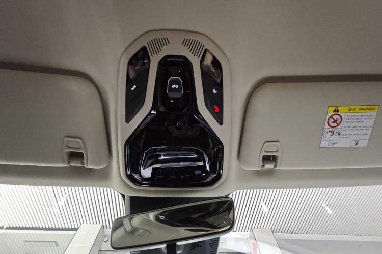 Used Lynk & Co 06 EM-P 2022 PHEV 84 km Range Pro Version Interior 10