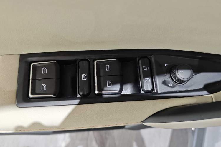 Used Lynk & Co 06 EM-P 2022 PHEV 84 km Range Pro Version Interior 11