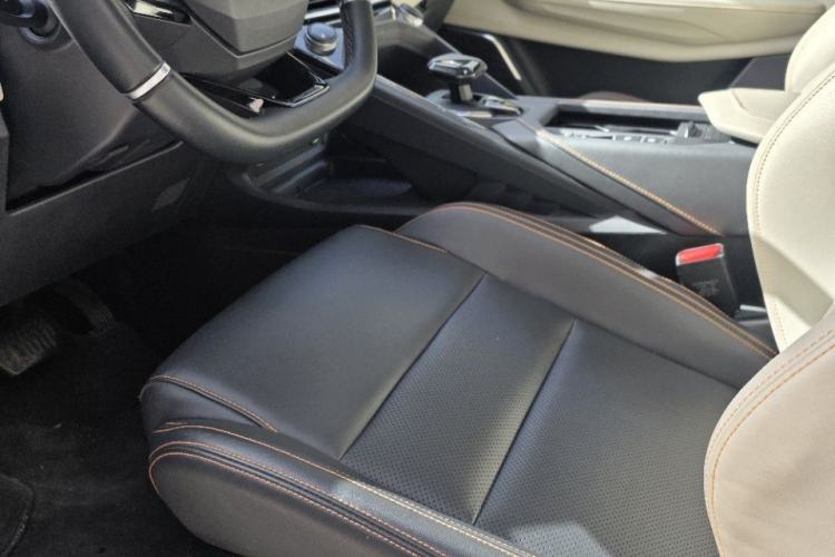Used Lynk & Co 06 EM-P 2022 PHEV 84 km Range Pro Version Interior 3