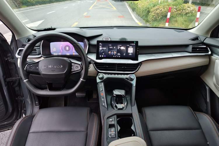 Used Lynk & Co 06 EM-P 2022 PHEV 84 km Range Pro Version Interior 3