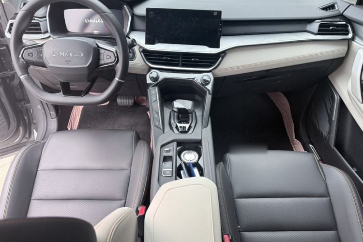Used Lynk & Co 06 EM-P 2022 PHEV 84 km Range Pro Version Interior 4