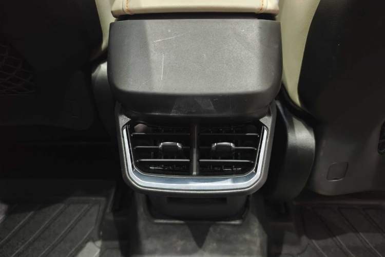 Used Lynk & Co 06 EM-P 2022 PHEV 84 km Range Pro Version Interior 9