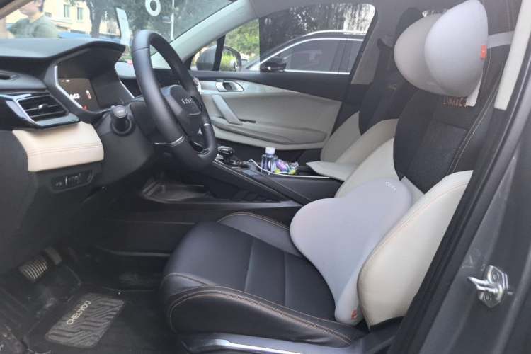 Used Lynk & Co 06 EM-P 2022 PHEV 84 km Range Pro Version Left Front Seat