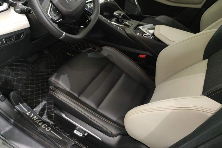 Used Lynk & Co 06 EM-P 2022 PHEV 84 km Range Pro Version Left Front Seat
