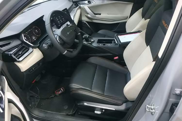 Used Lynk & Co 06 EM-P 2022 PHEV 84 km Range Pro Version Left Front Seat