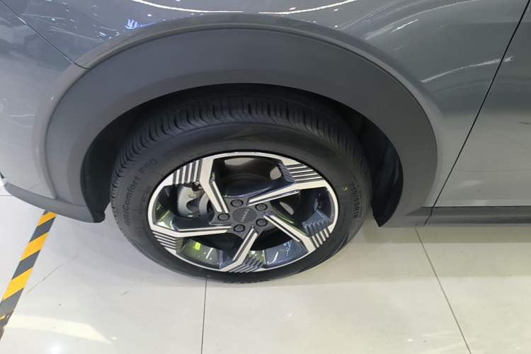 Used Lynk & Co 06 EM-P 2022 PHEV 84 km Range Pro Version Left Front Wheel Hub