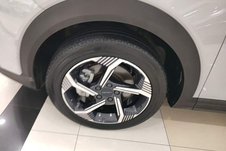 Used Lynk & Co 06 EM-P 2022 PHEV 84 km Range Pro Version Left Front Wheel Hub