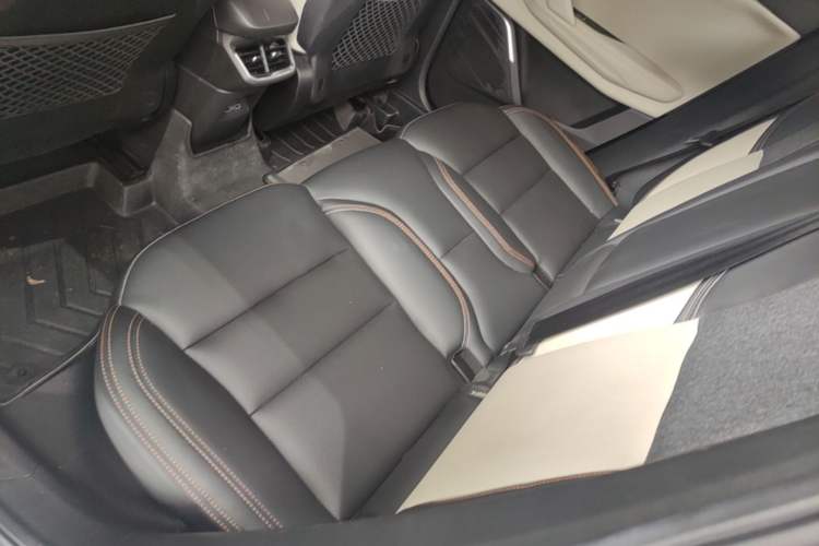 Used Lynk & Co 06 EM-P 2022 PHEV 84 km Range Pro Version Left Rear Seat