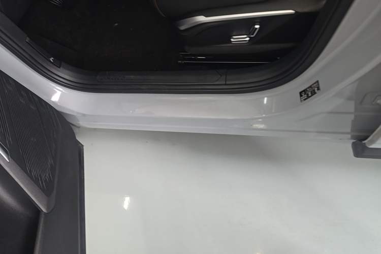Used Lynk & Co 06 EM-P 2022 PHEV 84 km Range Pro Version Left Side Sill