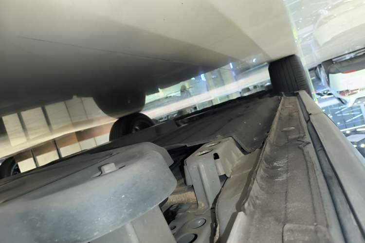 Used Lynk & Co 06 EM-P 2022 PHEV 84 km Range Pro Version Left Side Sill