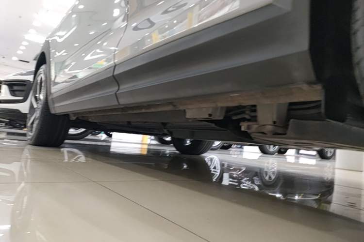 Used Lynk & Co 06 EM-P 2022 PHEV 84 km Range Pro Version Left Side Sill