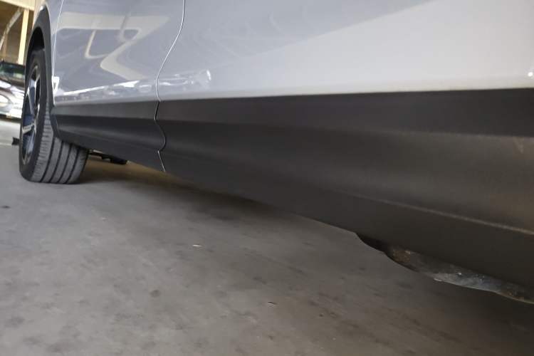 Used Lynk & Co 06 EM-P 2022 PHEV 84 km Range Pro Version Left Side Sill