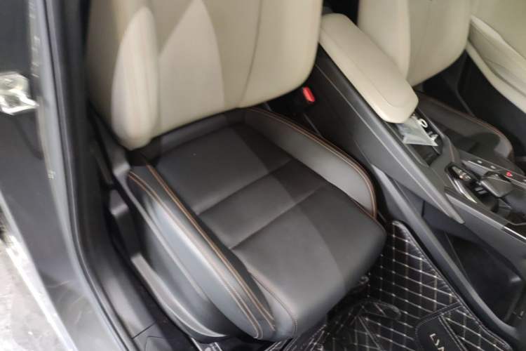 Used Lynk & Co 06 EM-P 2022 PHEV 84 km Range Pro Version Right Front Seat