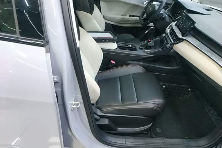 Used Lynk & Co 06 EM-P 2022 PHEV 84 km Range Pro Version Right Front Seat