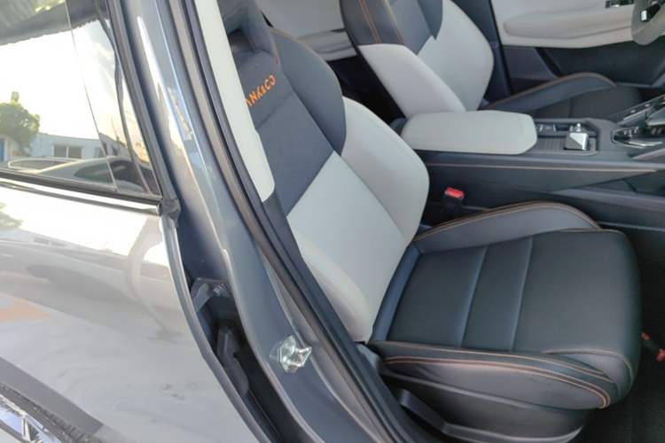 Used Lynk & Co 06 EM-P 2022 PHEV 84 km Range Pro Version Right Front Seat