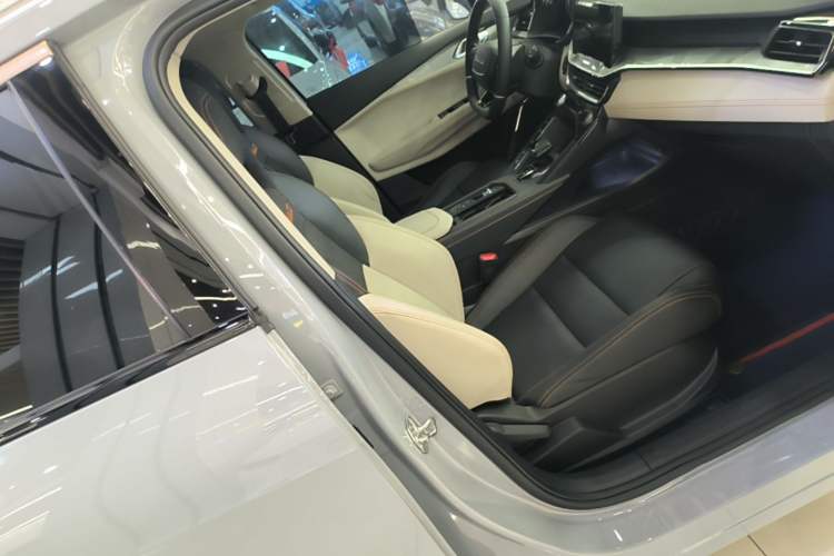 Used Lynk & Co 06 EM-P 2022 PHEV 84 km Range Pro Version Right Front Seat
