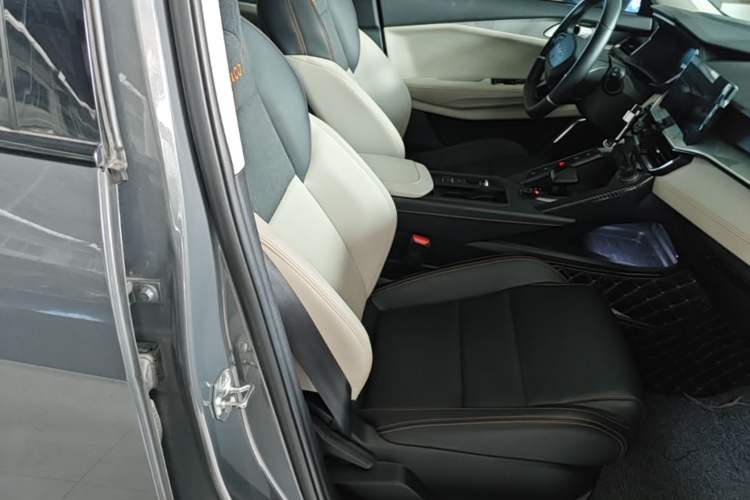 Used Lynk & Co 06 EM-P 2022 PHEV 84 km Range Pro Version Right Front Seat