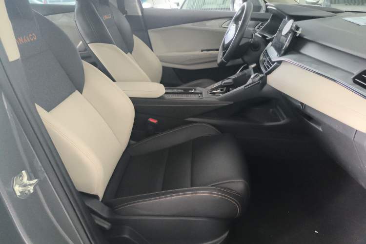 Used Lynk & Co 06 EM-P 2022 PHEV 84 km Range Pro Version Right Front Seat
