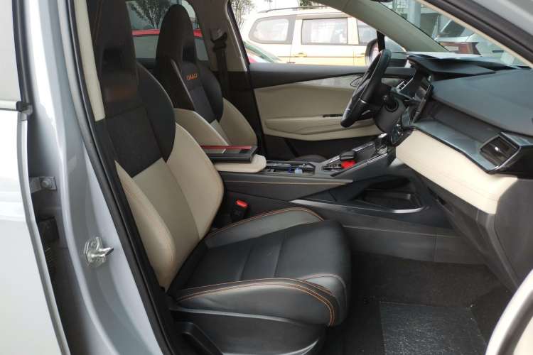Used Lynk & Co 06 EM-P 2022 PHEV 84 km Range Pro Version Right Front Seat