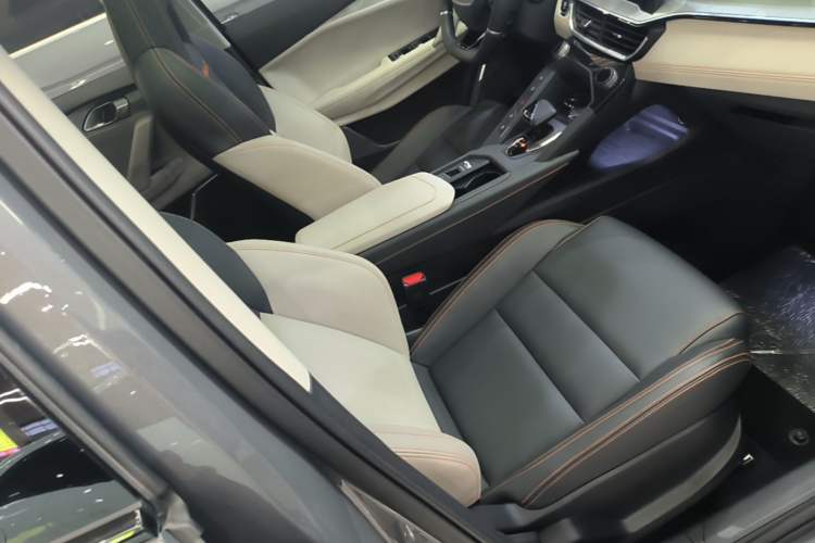 Used Lynk & Co 06 EM-P 2022 PHEV 84 km Range Pro Version Right Front Seat