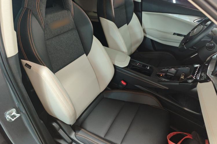 Used Lynk & Co 06 EM-P 2022 PHEV 84 km Range Pro Version Right Front Seat