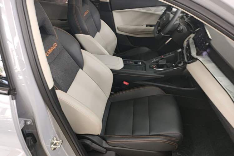 Used Lynk & Co 06 EM-P 2022 PHEV 84 km Range Pro Version Right Front Seat