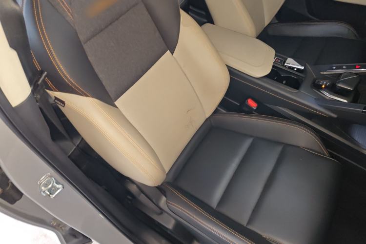 Used Lynk & Co 06 EM-P 2022 PHEV 84 km Range Pro Version Right Front Seat